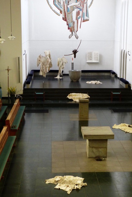 St. Barbara Kirche, Moers, 2018, Rauminstallation „Häutung“