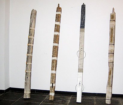 Totem-Pfähle, 2004/2005, ca 250 x 15 x 13 cm